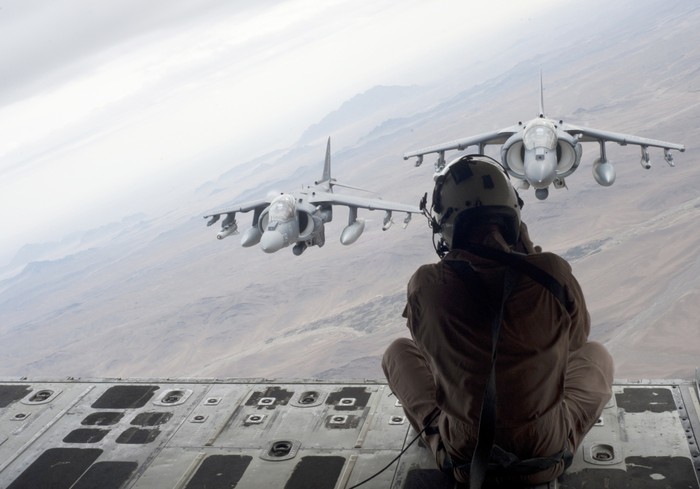 Gregory Moore đang chụp ảnh từ đuôi chiếc vận tải cơ KC-130J Hercules, phía sau là hai chiếc Harrier đang bám sát